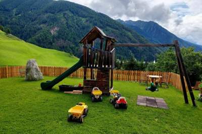 Kinderspielplatz_mit_Panoramablick.jpg